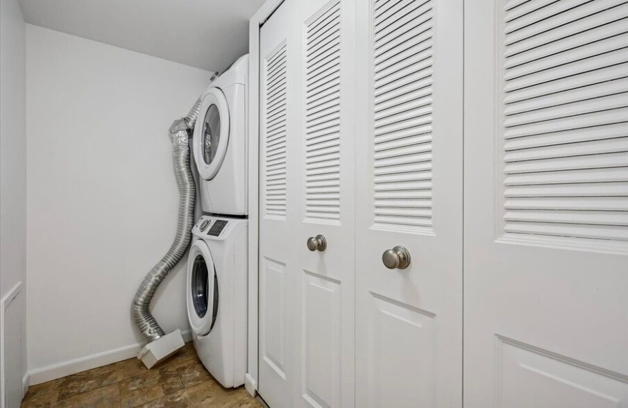 Building Photo - 11423 Commonwealth Dr