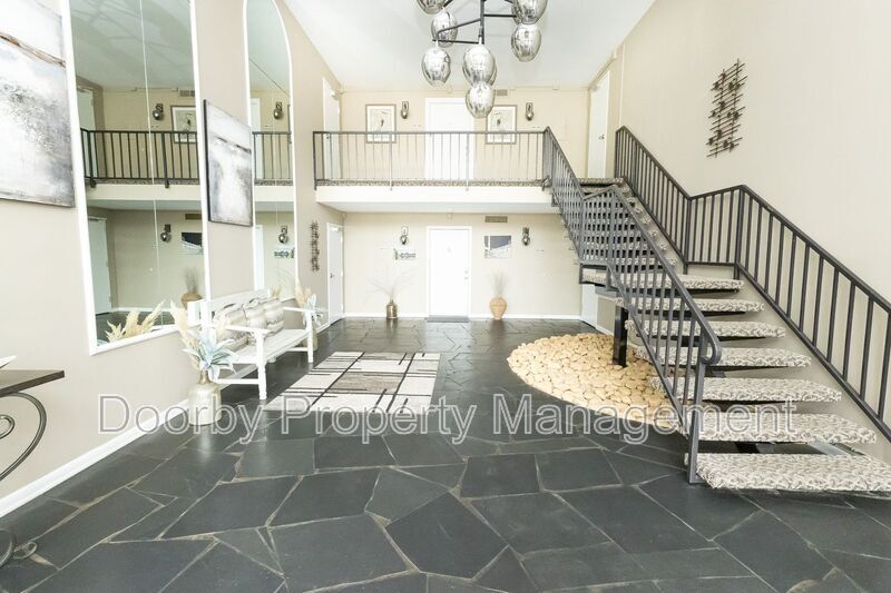 Building Photo - 568 River St