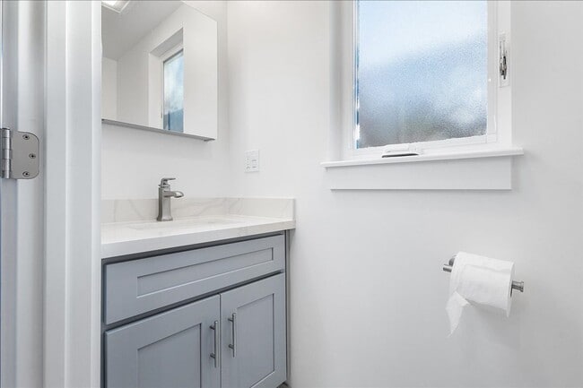 Building Photo - 1012 Broadway