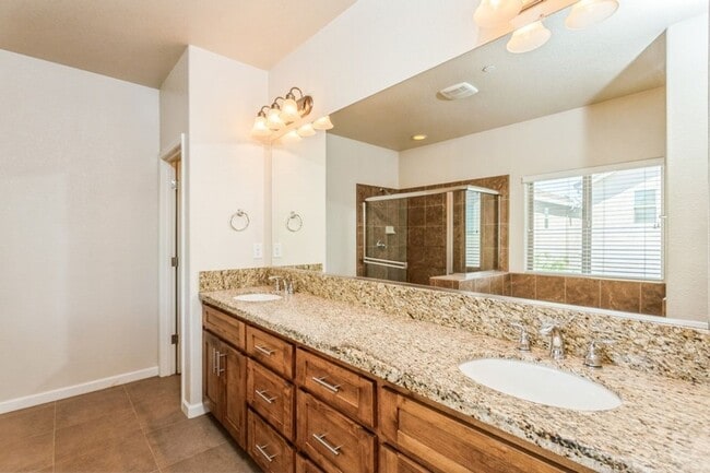 Building Photo - Gorgeous Roseville Home in Gated Community!
