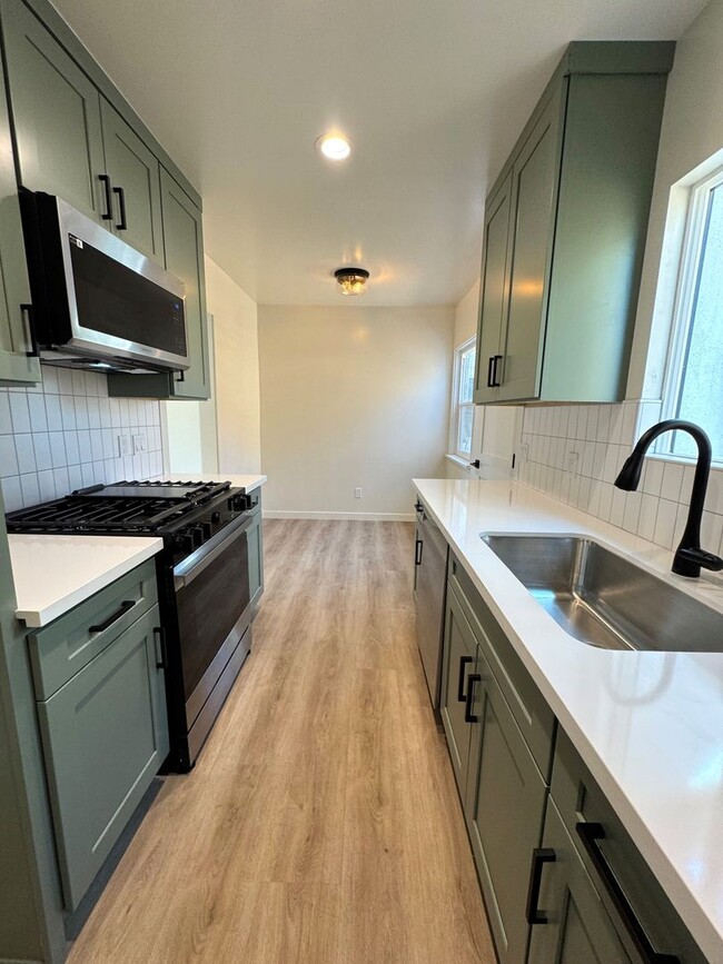 Building Photo - Remodeled Midtown Apartment- Private Washer/Dryer +AC!!