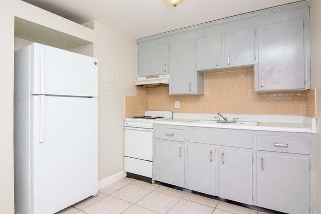 Building Photo - Great Location - 1 Bedroom 1 Bath Duplex w/ Backyard