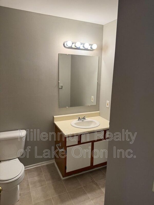 Building Photo - 25 Louck St