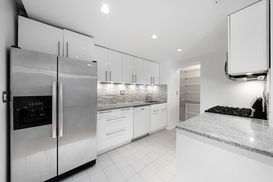 Building Photo - 6040 Boulevard E