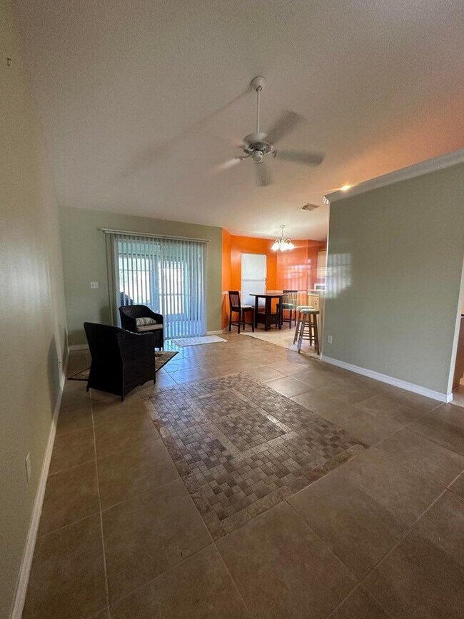 Building Photo - 707 NW Floresta Dr