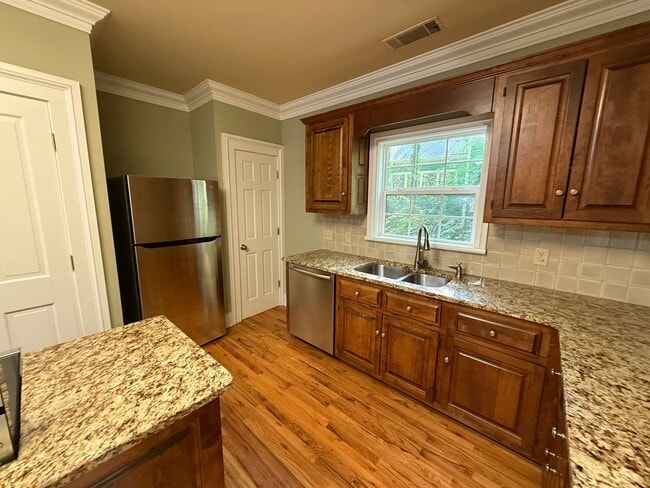 Building Photo - Beautiful Remodeled Home in Normaltown Athens!!