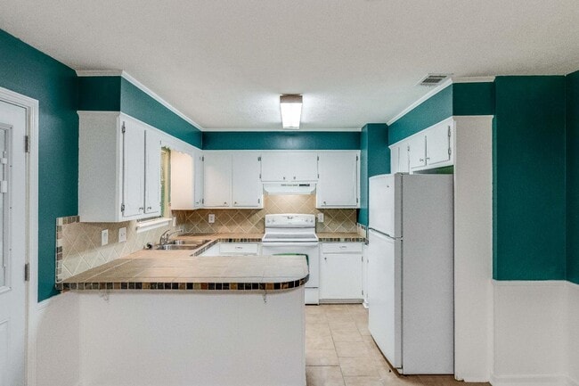 Building Photo - 201 Shadow Cove