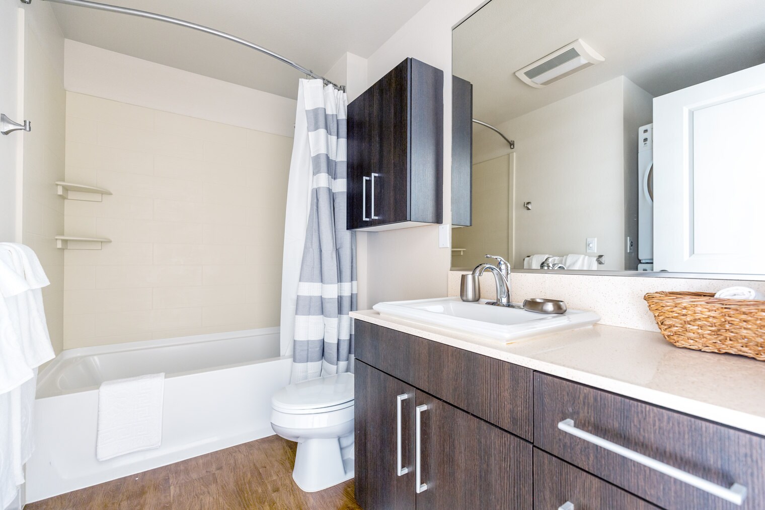 Building Photo - 215 10th Ave E