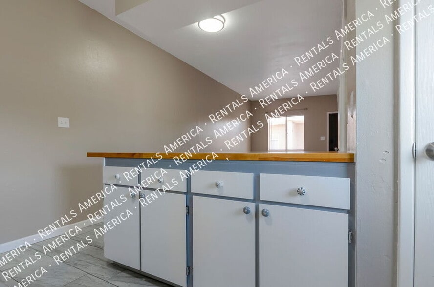 Building Photo - 1226 N Bryant Ave