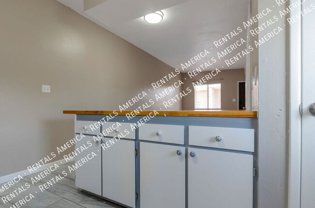 Building Photo - 1226 N Bryant Ave