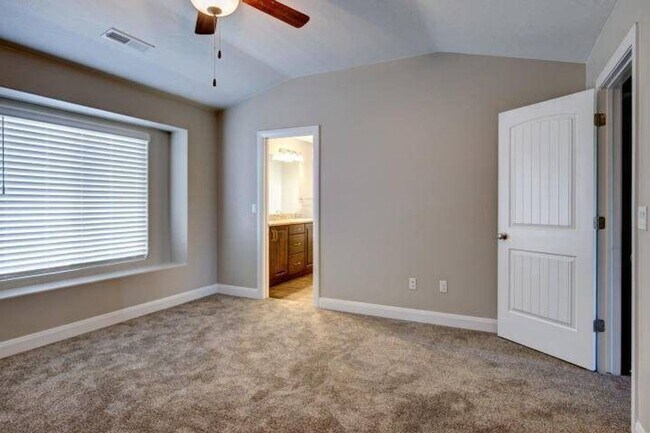 Building Photo - Newer townhome in Cedar City!