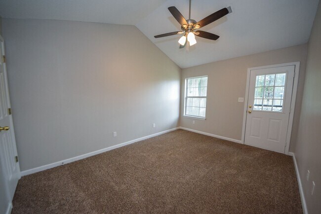 Building Photo - UPDATED and cute 2 bed 2 bath home.