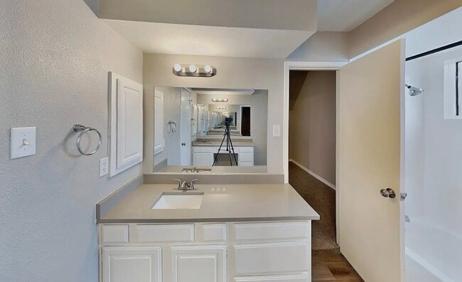 Building Photo - MOVE IN READY