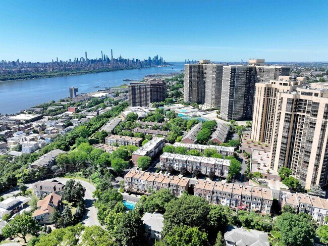 Building Photo - 300 Winston Dr