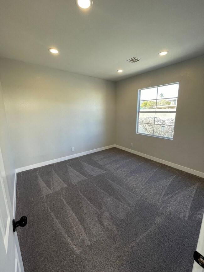 Building Photo - Beautiful 4 bedroom home located in the Shores