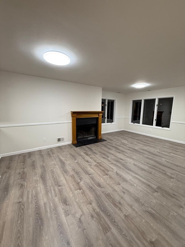 Building Photo - 700 10th St