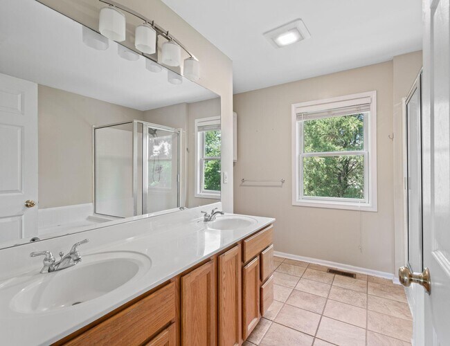 Building Photo - 406 Lakewood Dr