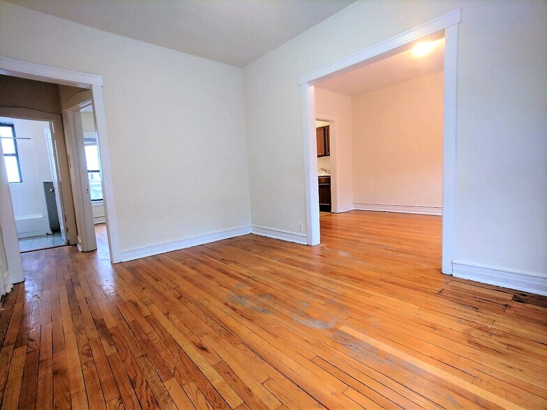 Building Photo - 812 W Waveland Ave