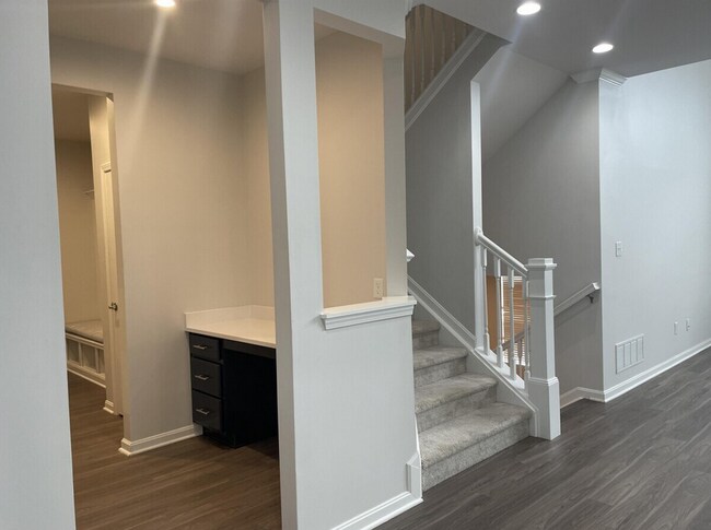 Building Photo - Beautiful House wtih lots of space!