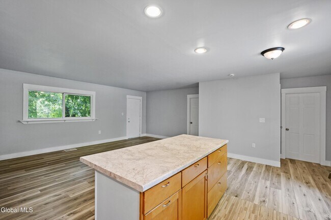 Building Photo - 99 1/2 Walworth St