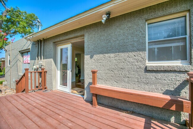 Building Photo - 421 W Concho Ave