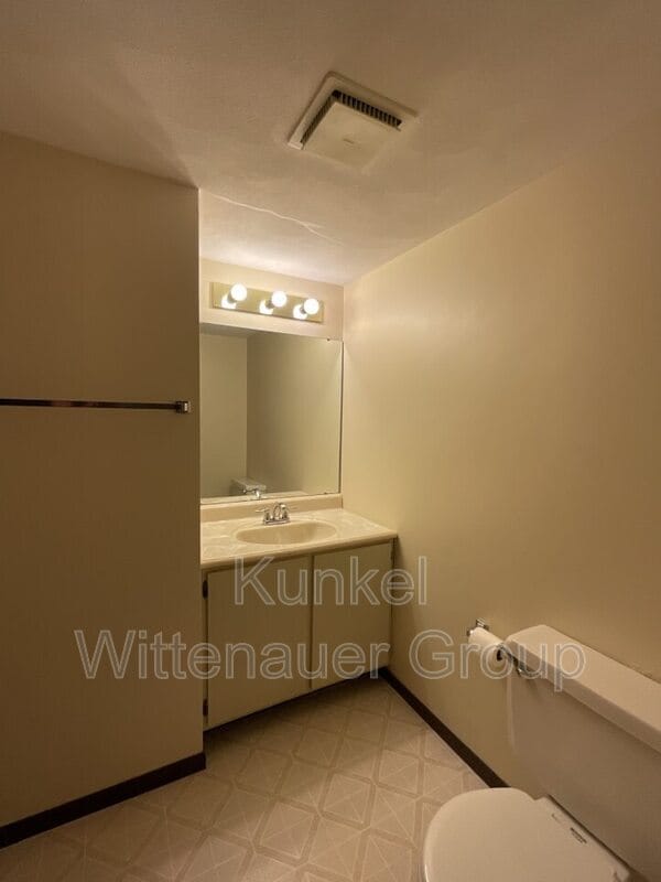 Building Photo - 102 Kingsway Dr