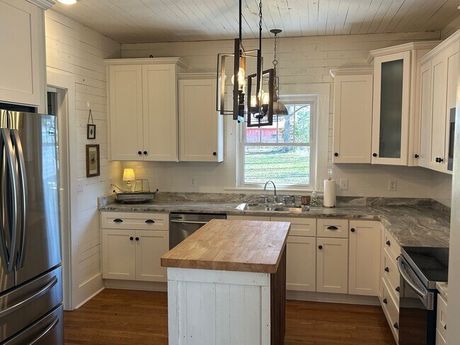 Building Photo - Beautiful Home Heart of Hartselle