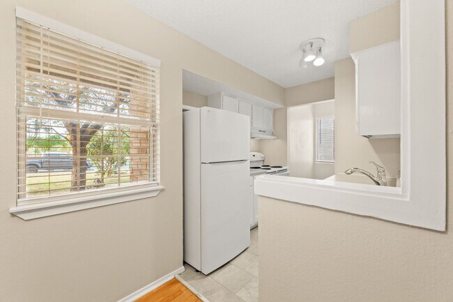 Building Photo - CV-AUS6901 Woodhue