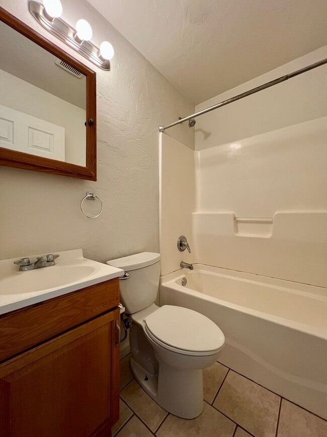 Building Photo - Gorgeous Two Bedroom Townhouse in Squirrel Hill! Washer & Dryer Provided, Central A/C & More!