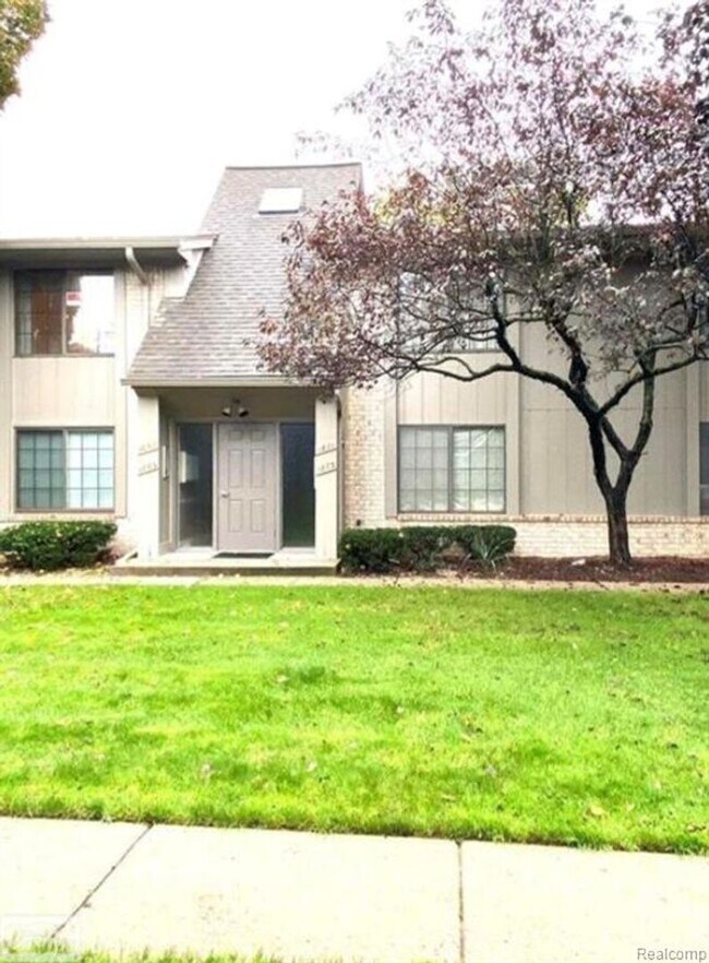 Building Photo - Beautiful Condo in Rochester Hills