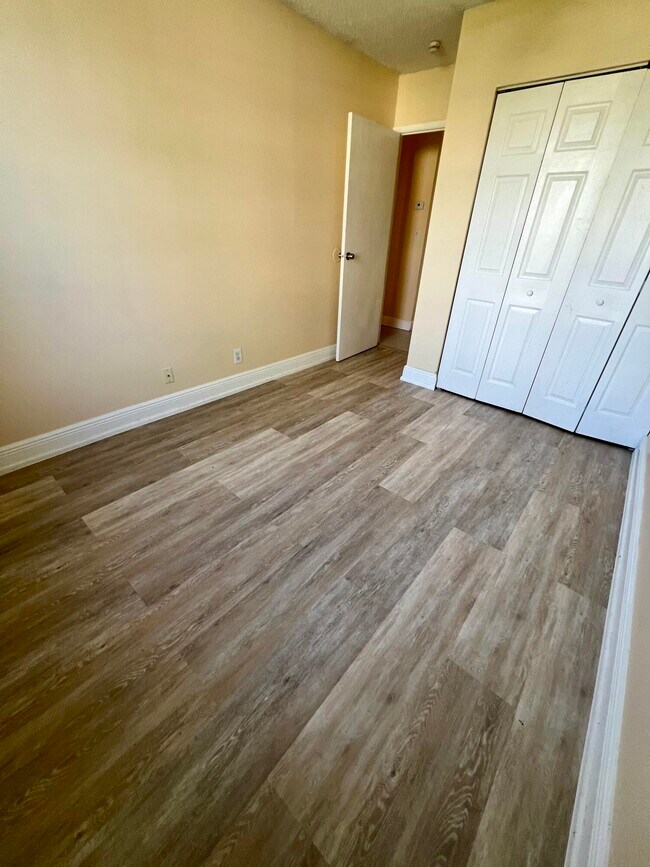 Building Photo - 14 Misty Meadow Dr