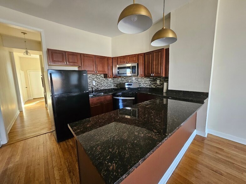 Kitchen - 2417 W Warren Blvd