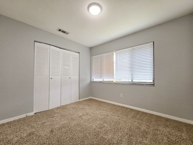 Building Photo - Adorable 2/1.5 in Shellrock Villas