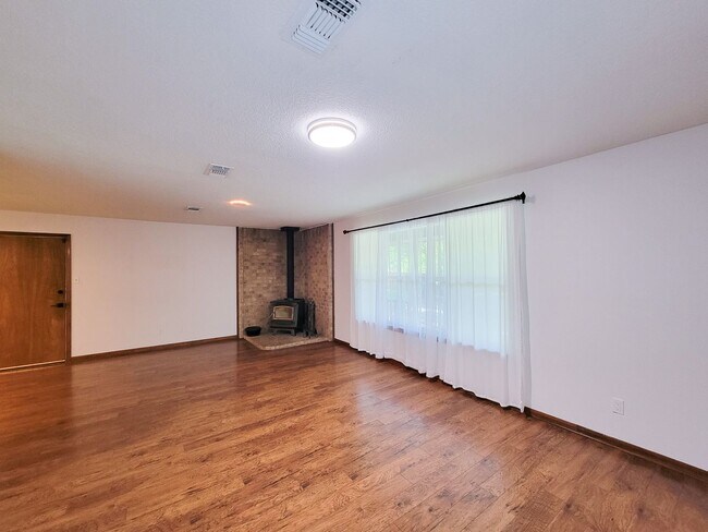 Building Photo - 10282 Valley Dr S
