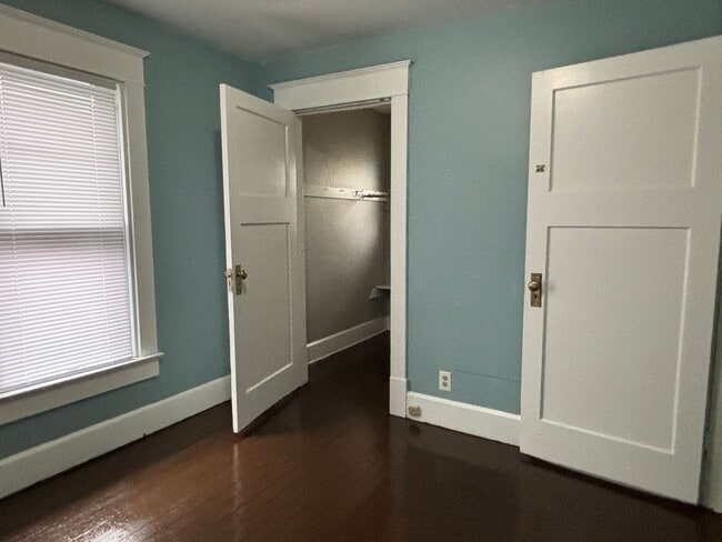 Building Photo - AVAILABLE NOW! Charming 3-Bed, 1-Bath Historic Duplex in Indianapolis!