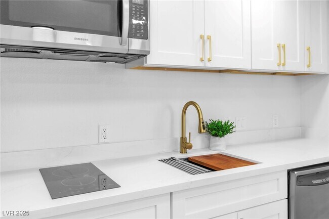 Building Photo - 3485 Shamrock Ave