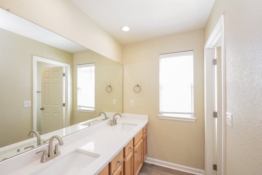 Building Photo - 11821 Elm Dr