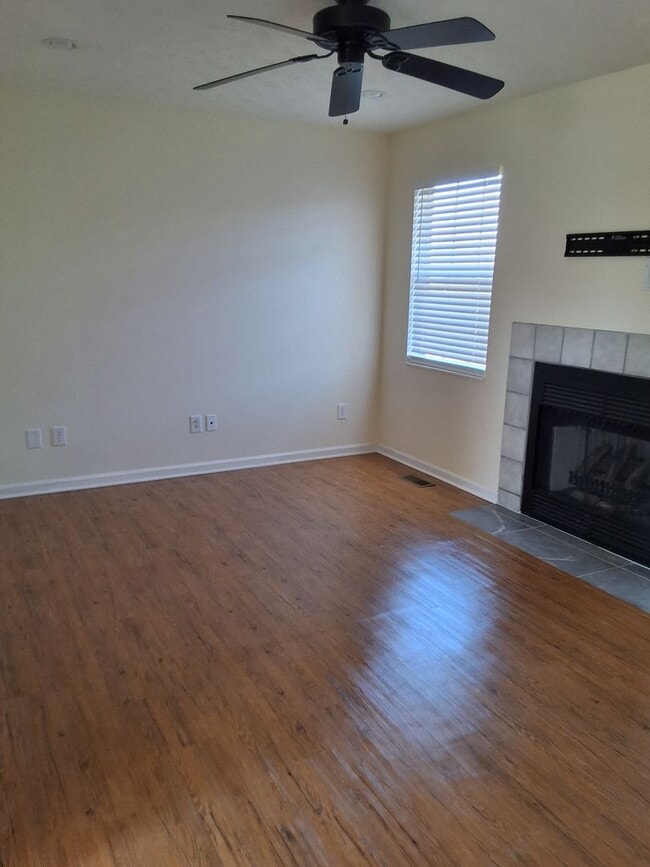 Building Photo - Strawberry Plains, 37871 - 3 bedroom, 2 bath home - Contact Sharon Arnwine (865) 313-7215