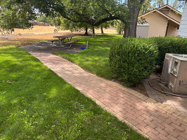Building Photo - Cozy Country Home in the Suburb