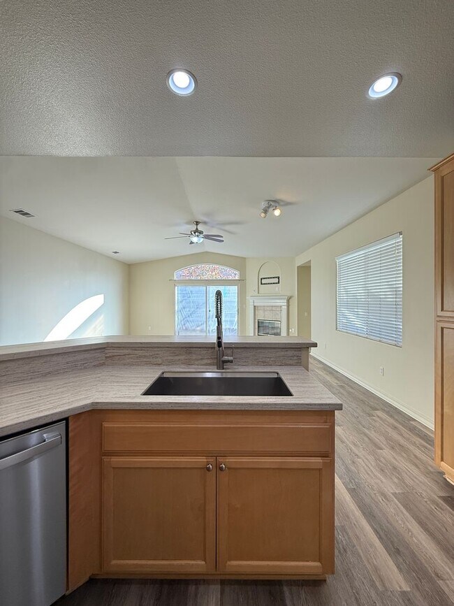 Building Photo - Beautiful Bradley Square Single Story Home With Easy Access to Shopping/101 Frwy