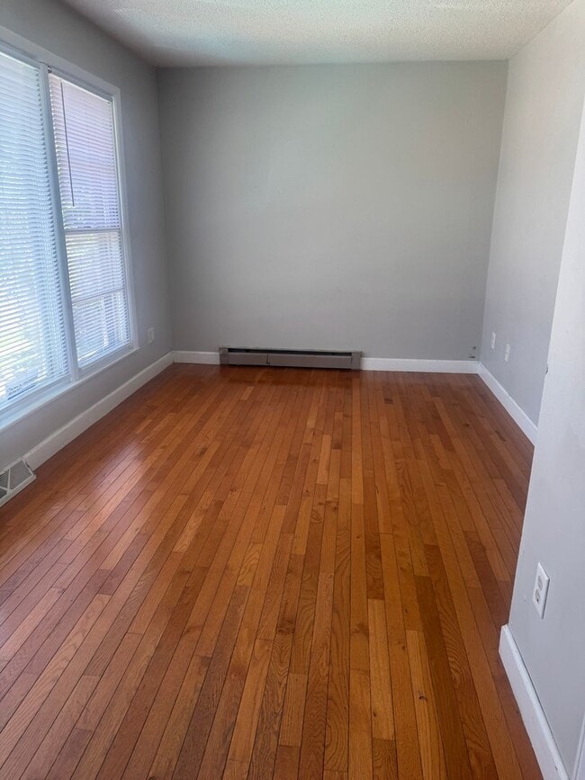 Building Photo - 5 BED / 2 BA home right next to Memorial S...