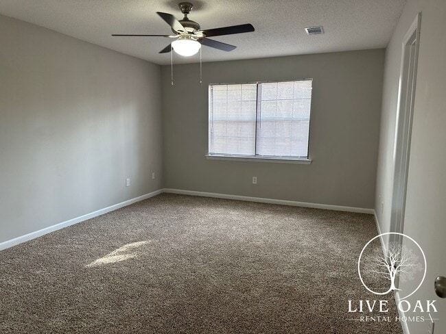 Building Photo - 706 Robin Hood Dr