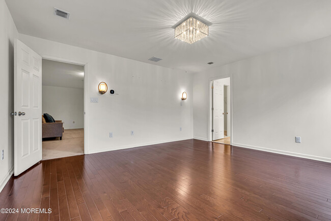 Building Photo - 44 Begonia Ln
