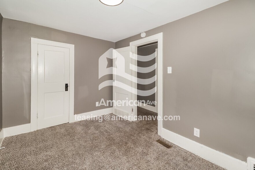 Building Photo - 1002 E Victoria St