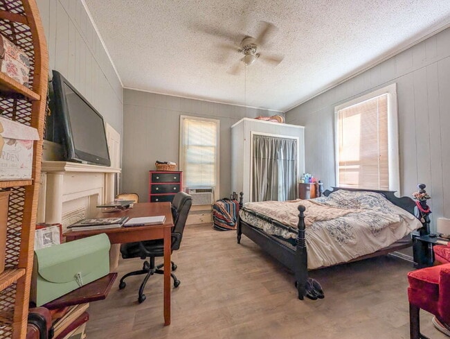 Building Photo - 309 Elm St