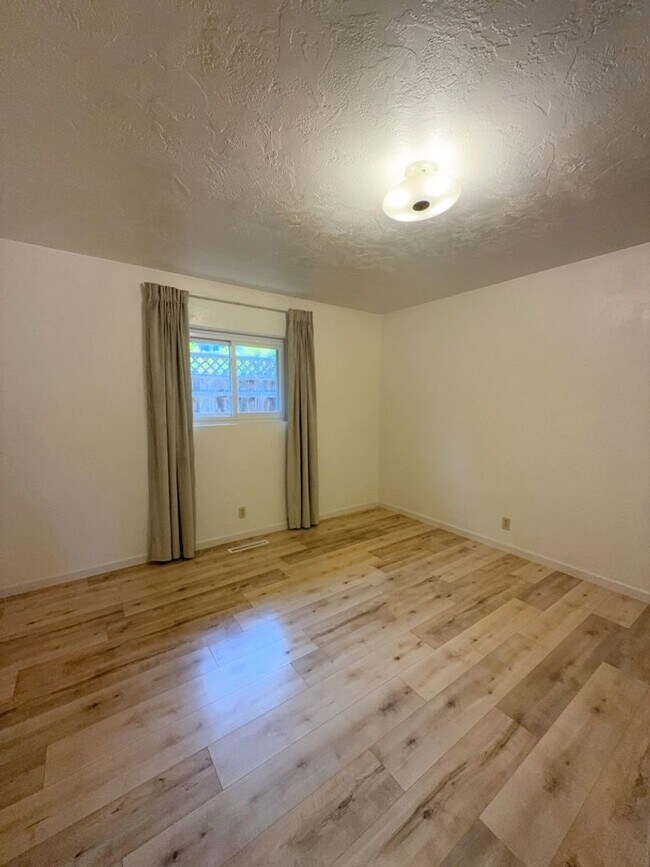 Building Photo - 615 Beverly Way