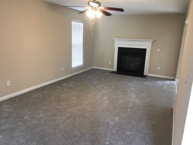 Building Photo - Spacious 4-bedroom home