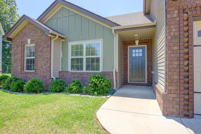 Building Photo - Sharp 3 bed 2 Bath Close To Ft Campbell