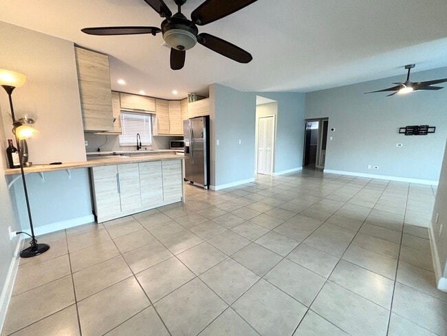 Building Photo - Newly Remodeled 3/2 with Pool
