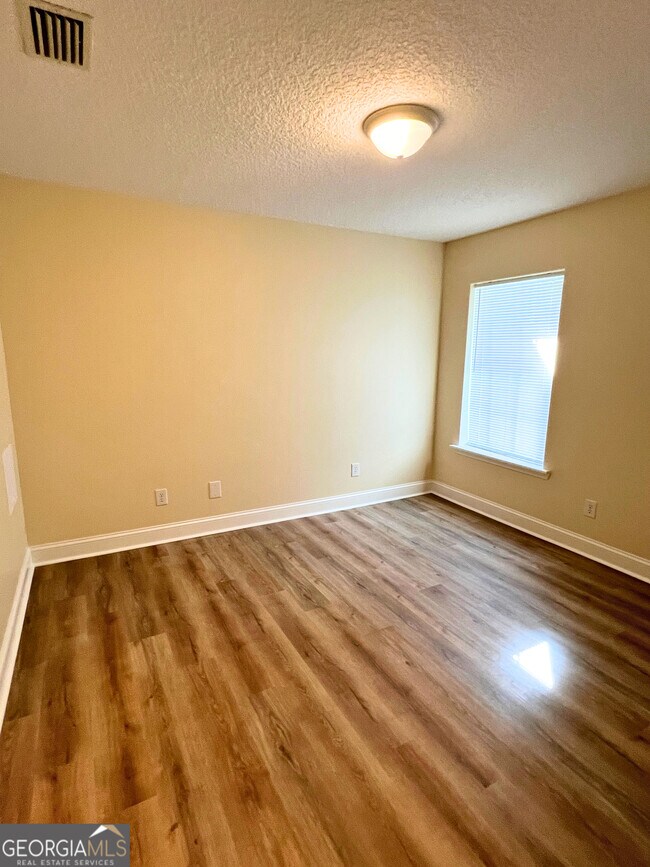 Building Photo - 818 Davis Ave